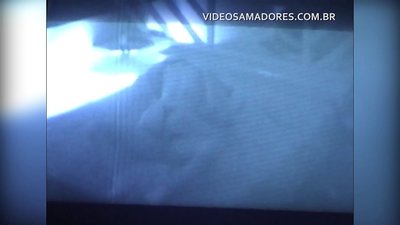 Un mari filme sa femme en train de baiser son voisin et découvre qu'il est cocu.