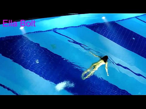 ❤️ Je ne peux pas m'arrêter de regarder, jeune blonde prise en train de nager nue dans la piscine de la station ELLA BOLT. ❤️❌ Porno de qualité at us ☑