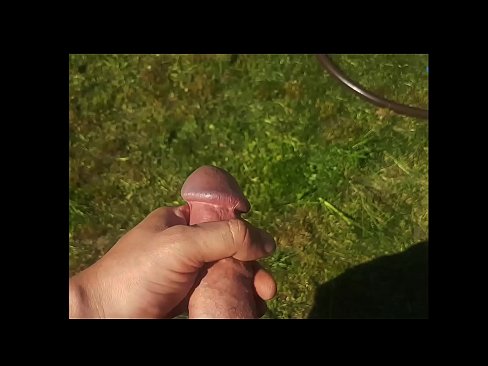 ❤️ Une chaudasse se fait baiser la chatte rose et jouit avec une giclée dans un jardin d'été... ❤️❌ Porno de qualité at us ☑