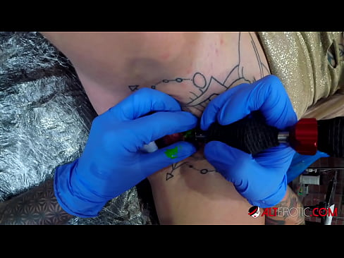 ❤️ Sully Savage, une chaudasse extrêmement tatouée, s'est fait tatouer le clitoris. ❤️❌ Porno de qualité at us ☑