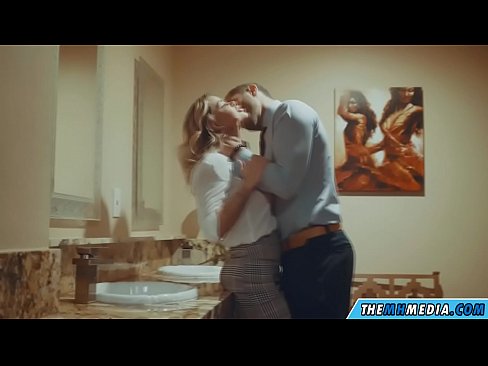 ❤️ Quand une blonde plantureuse vous séduit dans des toilettes publiques. ❤️❌ Porno de qualité at us ☑